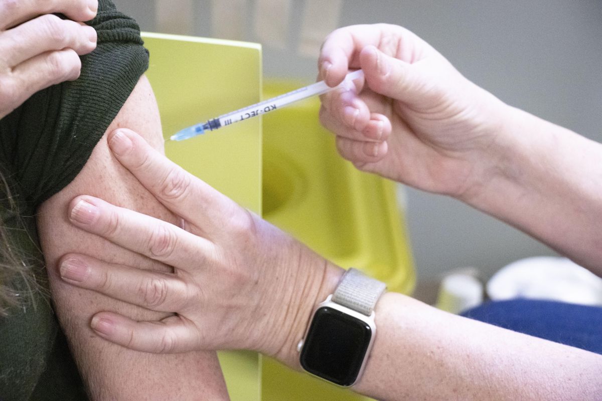 Høyre foreslår pliktig vaksinering for helsepersonell med pasientkontakt. Arbeiderpartiet sier nei.
