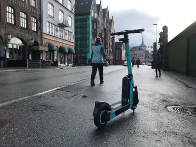 Regjeringen foreslår nå at det skal bli forbudt å bruke elsparkesykler på fortau. I så fall vil slike som denne, observert i Bergen sentrum, måtte vekk fra fortauet.