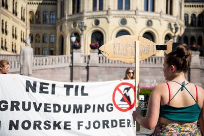Natur og ungdom demonstrerte utenfor Stortinget i Oslo mot gruvedumping i Førdefjorden i 2020. Nå har kommunestyret i Sunnfjord vedtatt å gi Nordic Rutile grønt lys til å starte bygging av gruveanlegget.