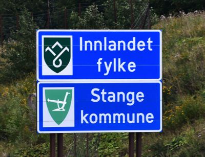Fylkesgrensen mellom Viken og Innlandet, tidligere mellom Akershus og Hedmark, like nord for Minnesund.