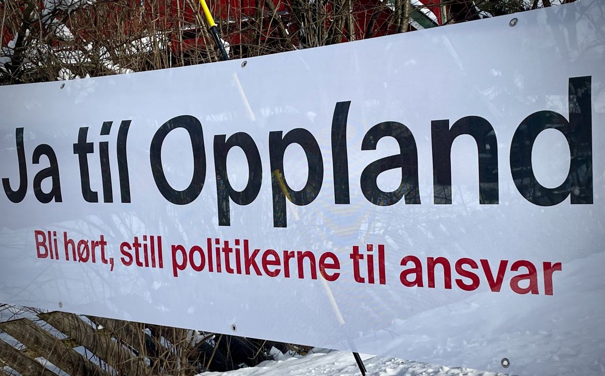 Fylkessammenslåinger og splittelser skaper sterke reaksjoner, og flere politikere har fått trusler og hatmeldinger mot seg på grunn av reformene. Bildet viser et banner fra folkeavstemningen om Innlandet i februar.