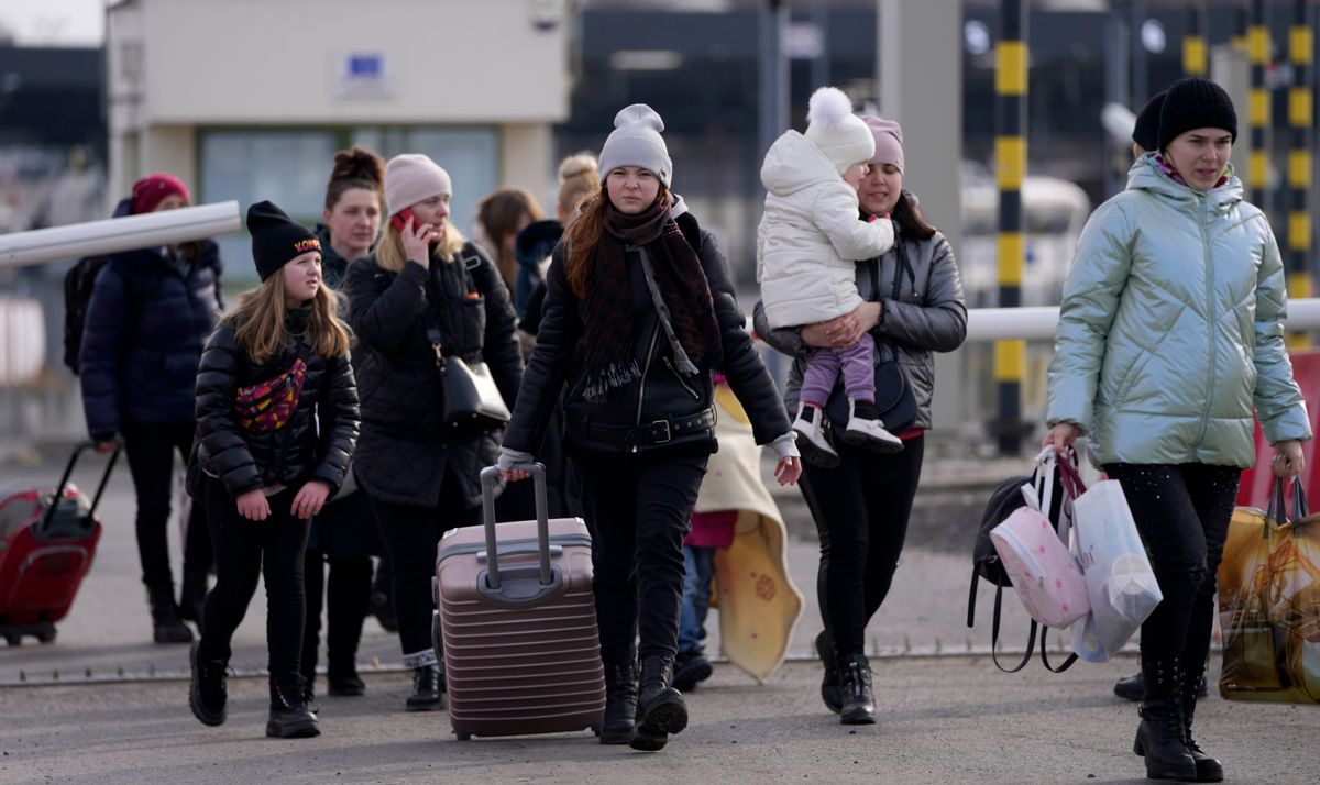 Flyktninger fra Ukraina på vei inn i Polen.