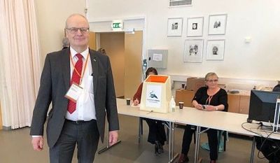 Randulf Bakken er leder i stemmestyret og overvåker folkeavstemningen fra Eidet kulturhall.
