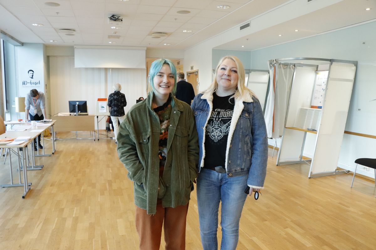 Kristiane Korsnes og mamma Trude Rakvåg er samstemte i valglokalet i Brattvåg: Haram må bli egen kommune igjen. – Vi vil nok merke at vi er en utkant i Ålesund om vi blir værende i storkommunen, mener mamma Trude Rakvåg.
