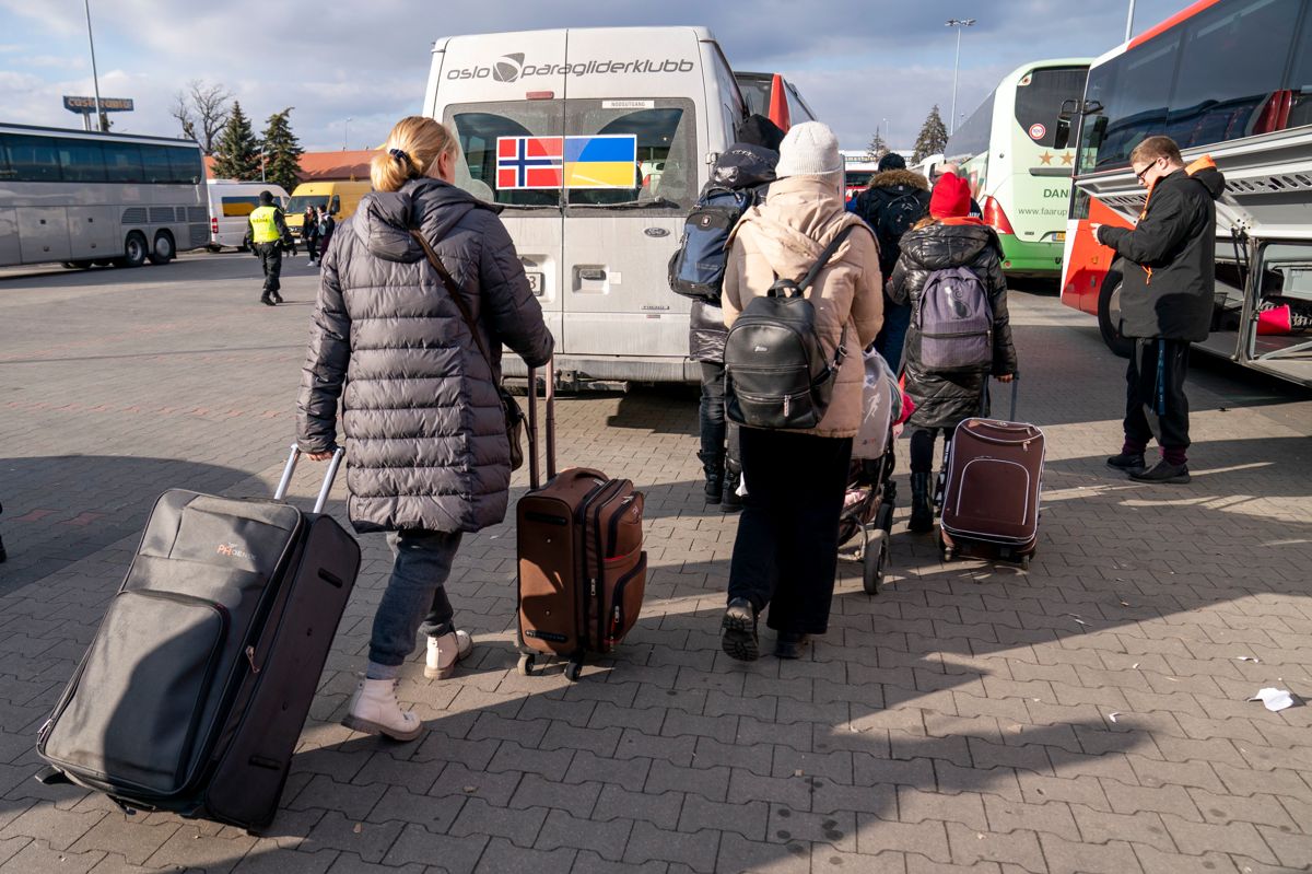 Frivillige kjører ukrainske flyktninger til Norge fra sentrum av Przemysl i Polen.