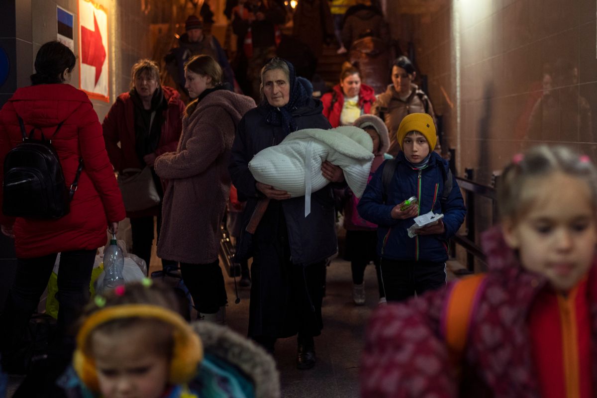 Ukrainske flyktninger forlater Przemysl togstasjon i Przemysl, Polen. Bildet er tatt 15. mars.