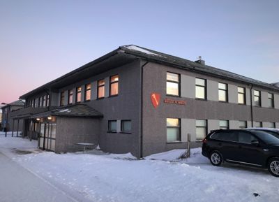 Én kvinne, én med ukjent kjønn og seks menn vil gjerne ha dette som arbeidssted i årene framover: Rådhuset i Havøysund, Måsøys kommunesenter.