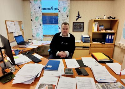 Fred R. Johansen sa opp kommunedirektørjobben i Måsøy i prøvetida. Her fotografert mens han ennå bekledde stillingen.