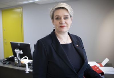Arbeids- og inkluderingsminister Marte Mjøs Persen (Ap) sier at hun vil vurdere om det er behov for permanente lovendringer for alle flyktninger.