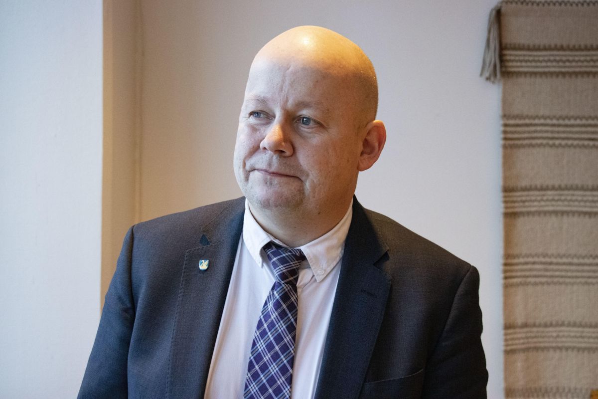 Ordfører Torvild Sveen (Sp) i Gjøvik mener hverdagen til folk flest allerede er krevende med skyhøye strøm- og drivstoffpriser. Fortsetter utviklingen frykter han kollaps i både landbruk og næringsliv.