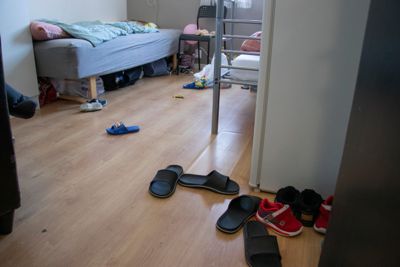 På dette rommet bor en mor og hennes to barn på ubestemt tid i akuttinnkvartering i Porsgrunn. Hjemme i Ukraina hadde de en treroms leilighet.