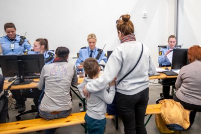 Mange ukrainske flyktninger registrerer seg for norsk politi på Nasjonalt mottakssenter i Råde, der UDI og flere andre aktører prøver å ta unna for de mange ankomstene.
