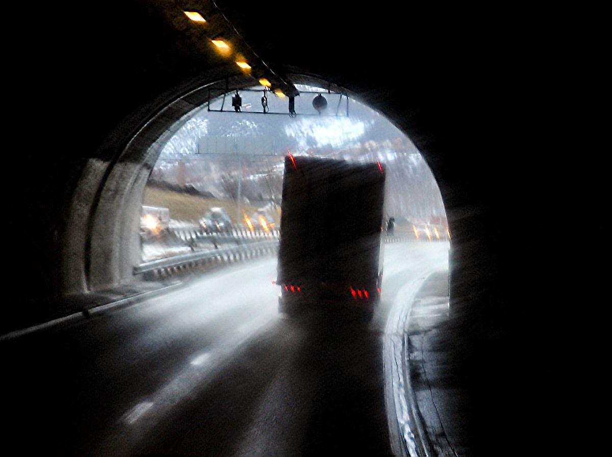 Stortinget har vedtatt at mer godstransport må flyttes fra vei til jernbane og sjø, men det blir likevel nedprioritert, skriver Kjell-Olav Gammelsæther.