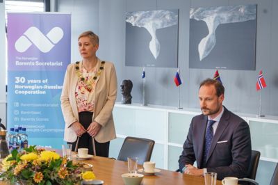 Ordfører Lena Norum Bergeng (Ap) orienterer kronprins Haakon under hans besøk i Kirkenes og Sør-Varanger.