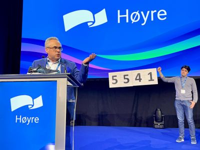 Tom Georg Indrevik (H), ordfører i Øygarden, hadde med seg løpesko og to tall da han holdt sitt innlegg på Høyres landsmøte lørdag. Tallene var 527, antall dager til lokalvalget, og 5541, antall folkevalgte i partiet.
