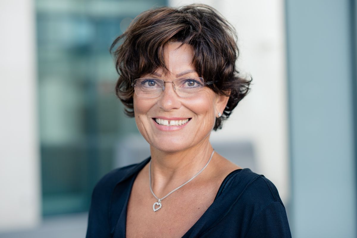 Konserndirektør Marianne Sevaldsen for livsdivisjonen i KLP med gode nyheter til kundene.