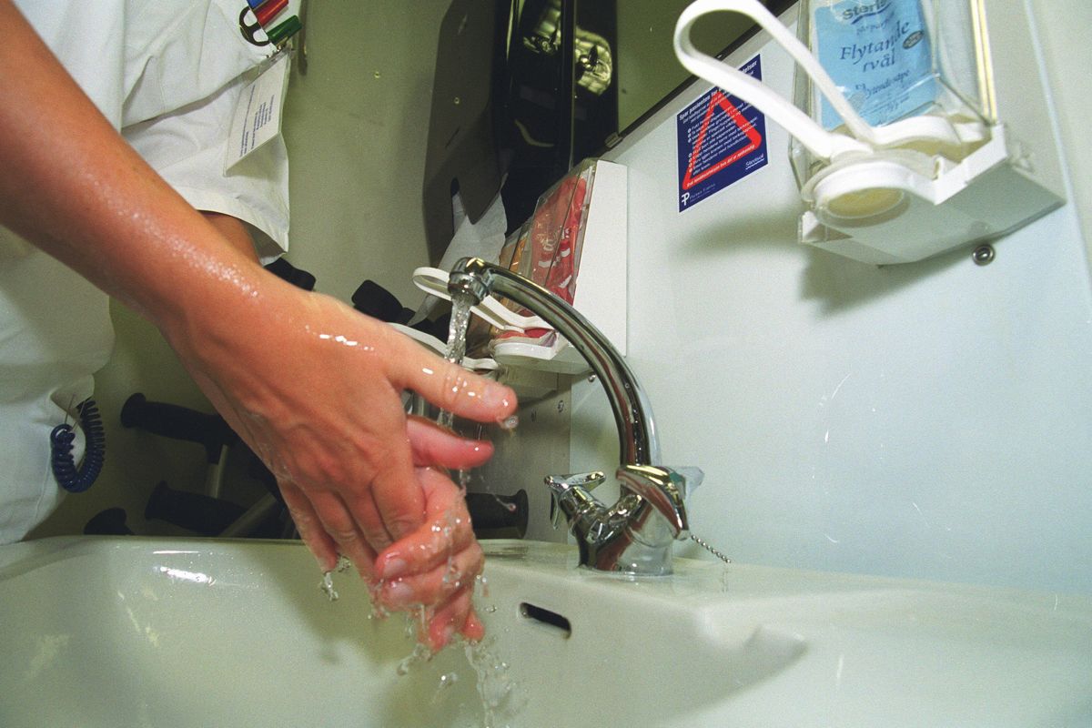 Forskerne bak studien råder sykehjemmene til å plassere håndsprit på lett tilgjengelige steder for å unngå slurv med håndhygienen.