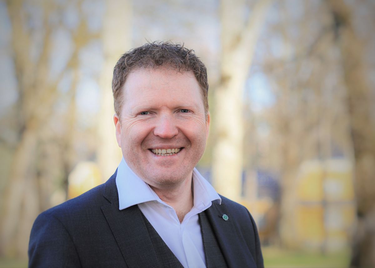 Kommunal- og distriktsminister Sigbjørn Gjelsvik (Sp) vil ha frikommuneforsøk som en del av tillitsreformen.