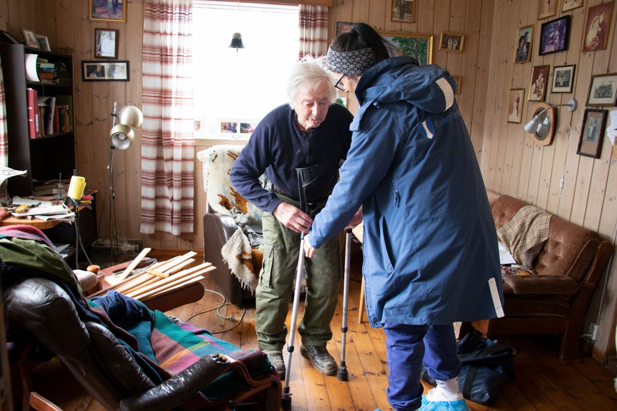 Helsefaglærling Arblinda Blakiqi er kommet på besøk til Vidar Eide for å sjekke at alt står bra til. Eide nærmer seg 108 år, men bor fortsatt hjemme i eneboligen i Kvam herad.