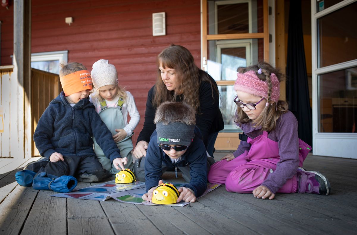 Noah Nersund (t.v.), Leah Bjørgvik, Emil Sørum og Nathalie Pedersen og styrer Anniken Dale leker med bee-boter i Krinkelkroken barnehage.