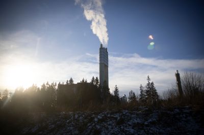 Avfallsforbrenningsanlegget til Hafslund Oslo Celsio på Klemetsrud er det største punktutslippet av CO2 i Oslo. Regjeringen vil pålegge selskapet å betale 882 kroner per tonn CO2. Det vil bare føre til at flere vil levere avfallet i Sverige, ifølge Celsios direktør.