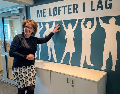 Anne Berit Berge Ims poserte med kommuneskjørt mens hun ennå var kommunedirektør i Hå. Hun tiltrådte som kommunedirektør i Randaberg 2. mai 2022.