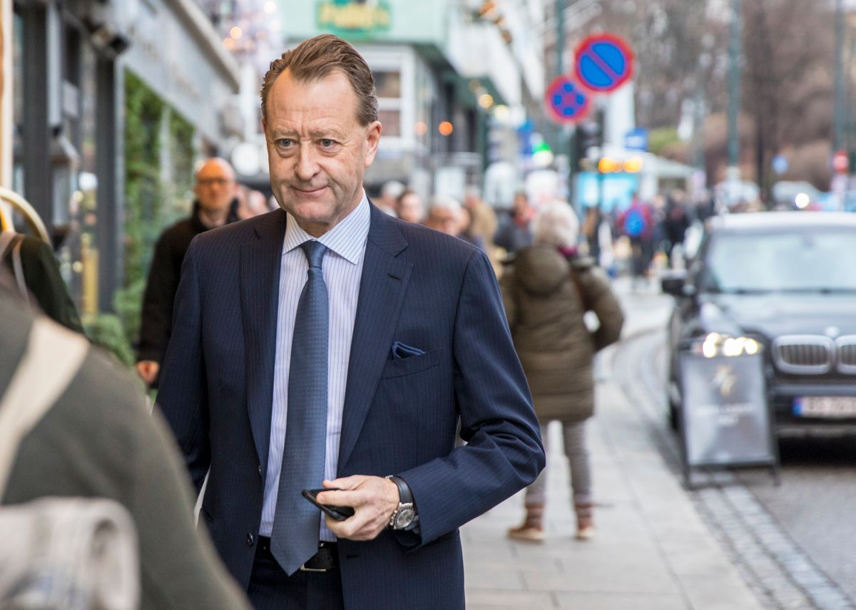 Bjørn Rune Gjelsten er en av Norges rikeste menn, mest kjent som investor og tidligere konsernsjef i Aker RGI. Her er han på vei inn til milliardær John Fredriksens årlige julelunsj på Theatercaféen i Oslo i 2019.