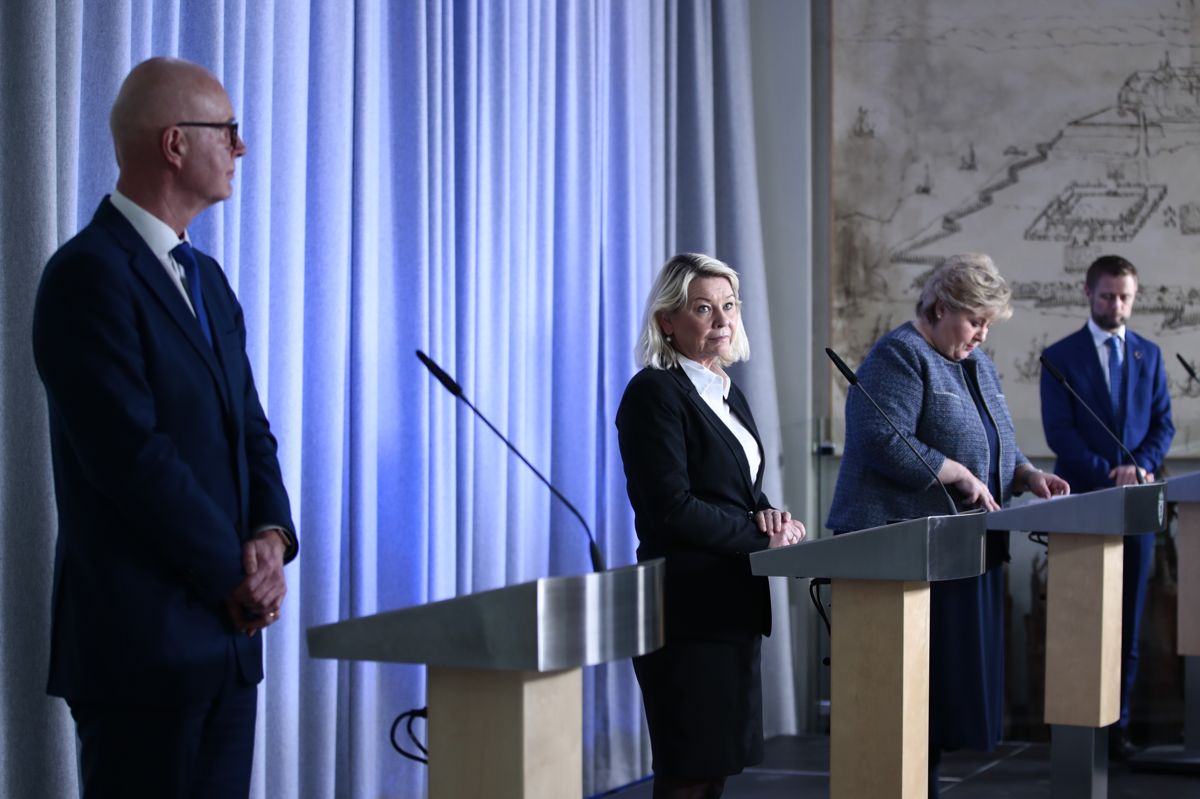 Helsedirektør Bjørn Guldvog, justis- og beredskapsminister Monica Mæland, statsminister Erna Solberg og helse- og omsorgsminister Bent Høie på en pressekonferanse om koronasituasjonen i mars 2020. Den gang måtte det handles raskt, men senere var det tid til å ta kommunene med på råd, mener Agnar Kaarbø.