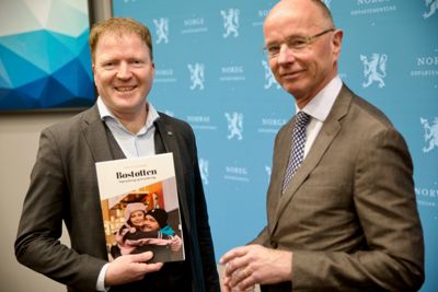 Kommunal- og distriktsminister Sigbjørn Gjelsvik tok imot rapport om bostøtteordningen fra ekspertgruppen ledet av professor Nils-Henrik von der Fehr.