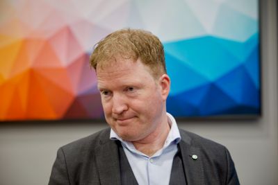 Kommunal- og distriktsminister Sigbjørn Gjelsvik (Sp) sier at Kinn kommune har det travelt, om de skal rekke å splittes før neste kommunevalg.