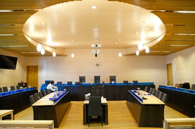 Kommunestyremedlemmer bør ta seg tid til å lese dommen fra Hålogaland lagmannsrett om konflikten i Brønnøy kommune, mener kommunal Rapport.