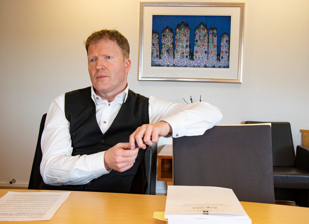 Kommunal- og distriktsminister Sigbjørn Gjelsvik (Sp) står fast på standpunktet om at det skal avholdes folkeavstemning om kommuneskilsmisse i Kristiansand.