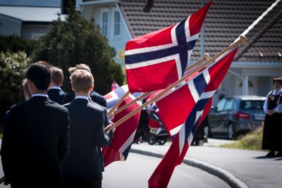 Det blir norske flagg å se 17. mai, men flere steder blir det ikke mulig å høre de tradisjonelle saluttene.