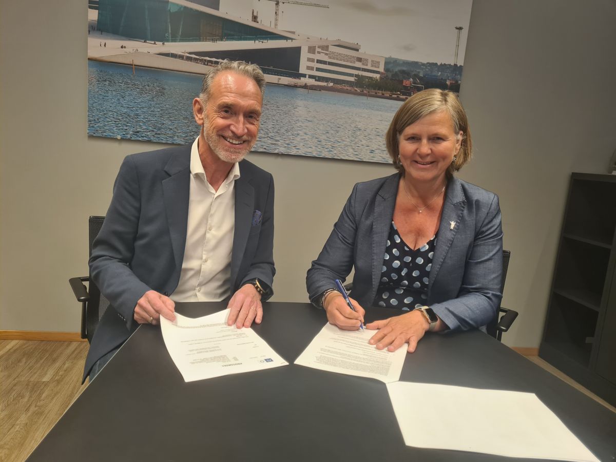 Arbeidslivsdirektør i KS, Tor Arne Gangsø og Legeforeningens president, Anne-Karin Rime signerer ny kommunelegeavtale.