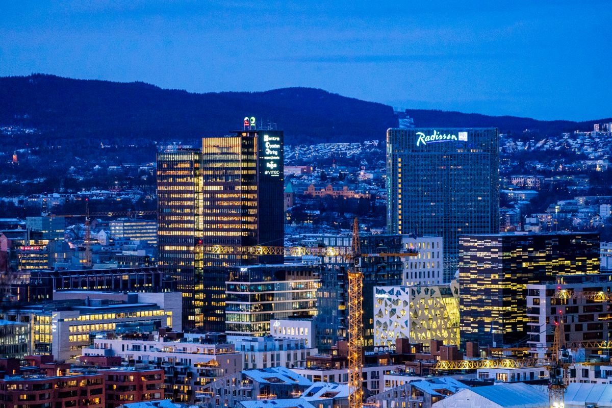 Høyhus i Oslo sentrum. Snart vil det kanskje bli flere slike. Byens høyeste bygning, Oslo Plaza til høyre. Postgirobygget til venstre.