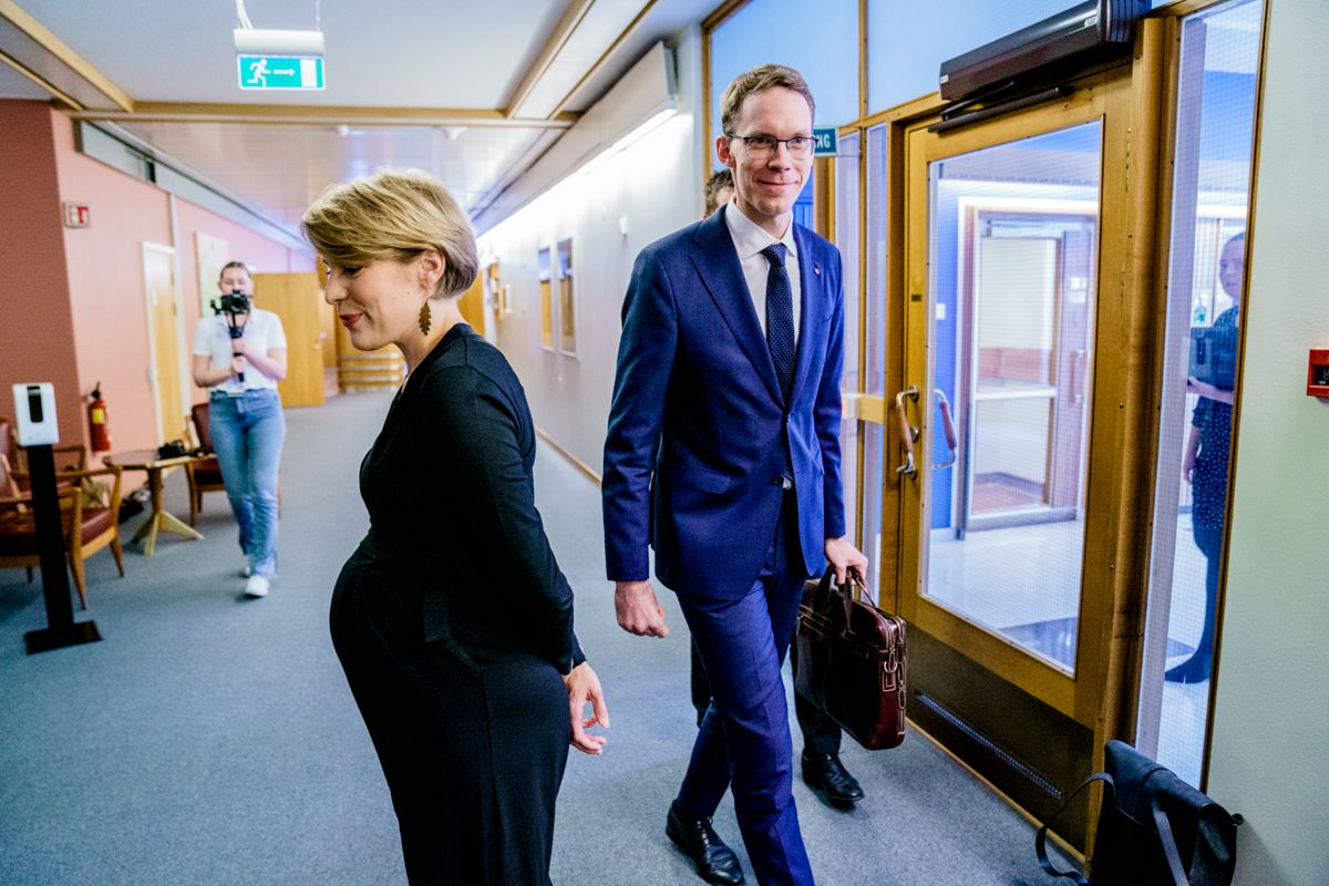 Hovedforhandlerne Kari Elisabeth Kaski (SV) og Eigil Knutsen (Ap) før første møte i forhandlingene om revidert nasjonalbudsjett 23. mai.