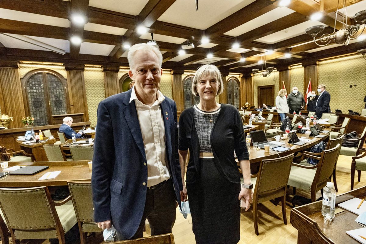 Ordfører Oddvar Skisland (Ap) og Camilla Dunsæd i bystyret i november, etter at et flertall hadde avvist folkeavstemning og vedtatt at Kristiansand skal fortsette å være én kommune.
