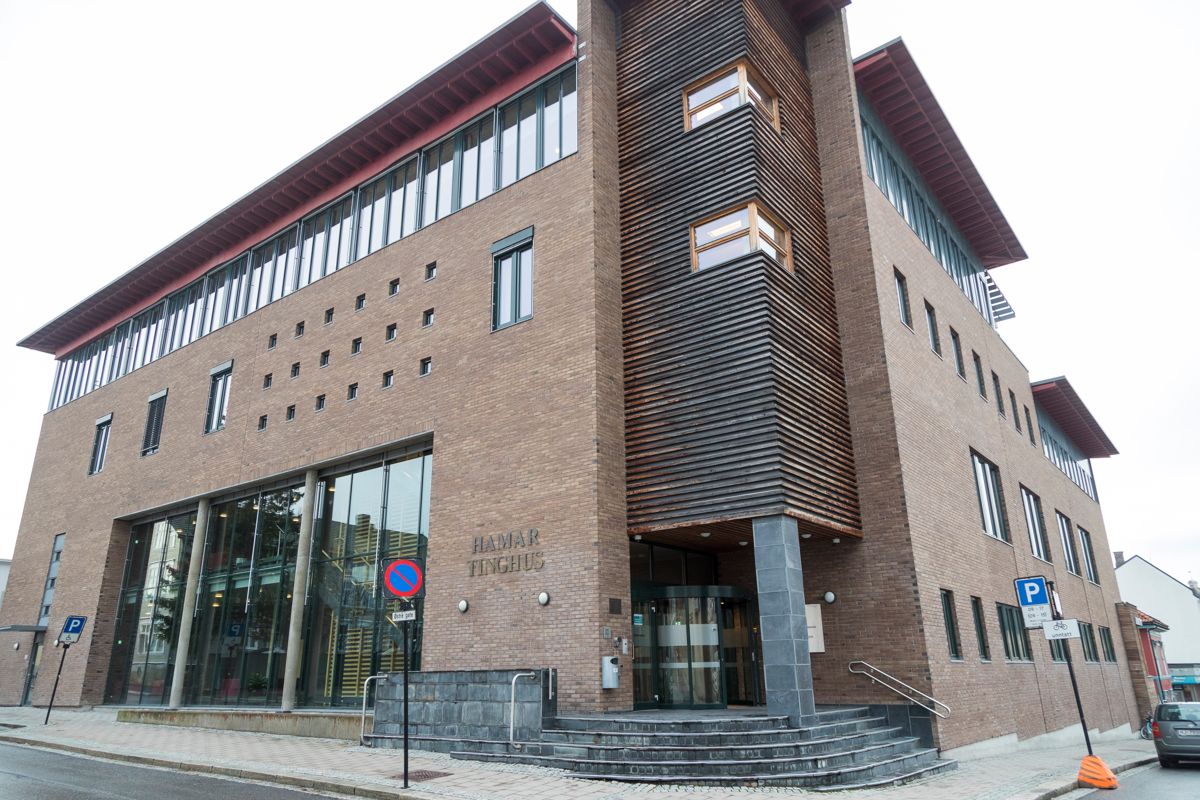 En tidligere kommunal leder i Tana må møte i Østre Innlandet tingrett i Hamar, tiltalt for grov korrupsjon og bedrageri. Saken starter 27. juni.