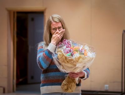 Renholdsleder Marte Synnøve Løvaas i Sørreisa fikk blomsterbukett og verbal konfekt torsdag, da det ble klart at hun var plukket ut som én av fem ledertalenter.