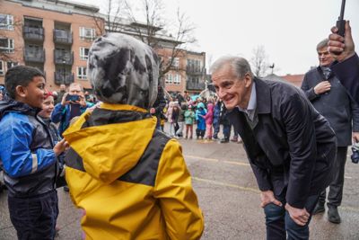 De ukrainske flyktningene er blitt møtt med mye velvilje. Her besøker statsminister Jonas Gahr Støre Byskolen i Sandefjord for å se på hvordan kommunen tar imot ukrainske flyktninger.
