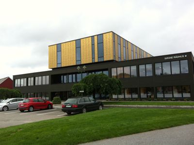 Søgne rådhus ligger der, klar til bruk for nye Søgne. Her fra tiden da bygget stadig var rådhus for Søgne kommune.