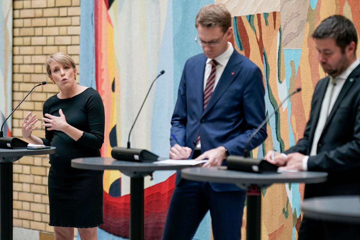 F.v.: Kari Elisabeth Kaski (SV), Eigil Knutsen (Ap) og Geir Pollestad (Sp) holder pressekonferanse om revidert nasjonalbudsjett i Vandrehallen i Stortinget tirsdag morgen.