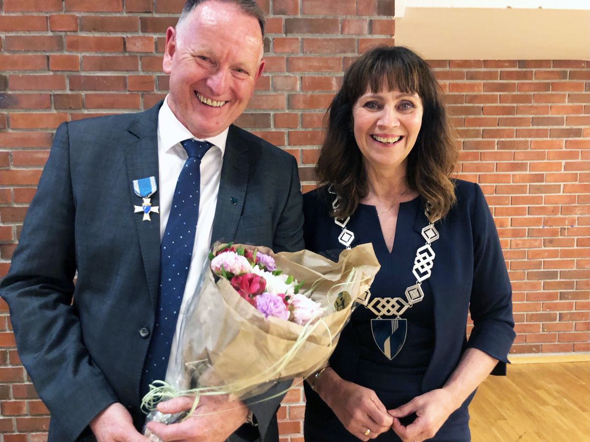 Mangeårig rådmann og kommunedirektør Ole John Østenstad blei takka av i sitt siste kommunestyremøte i Sunnfjord med å få tildelt KS' heidersmedalje av ordførar Jenny Følling (Sp).