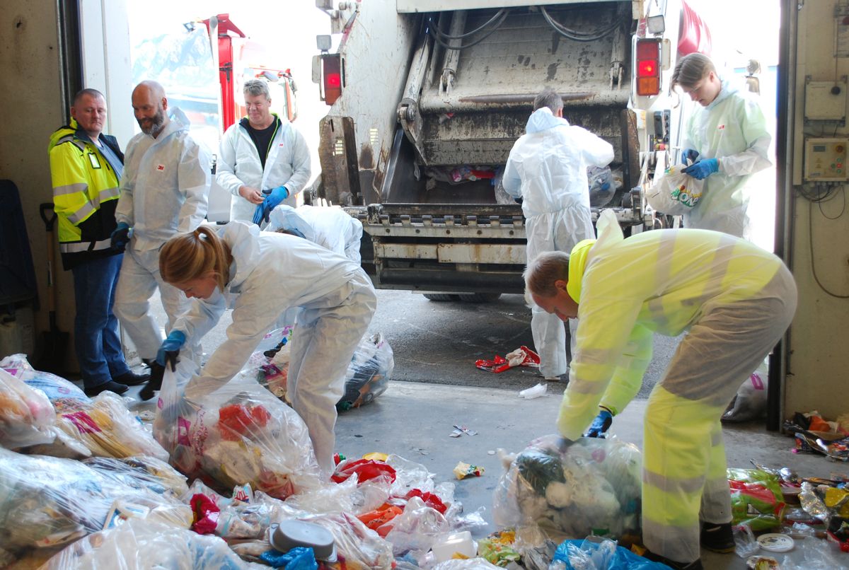 Omlegging fra blå poser til blanke sekker for plast har gitt renere avfall, som lettere lar seg materialgjenvunne, ifølge Helgeland Avfallsfordeling. Bildet viser plukkanalyser etter omleggingen. De norske avfallsreglene bør også ses nærmere etter i sømmene, mener Samfunnsbedriftene, som vurderer å sende dem til ESA.