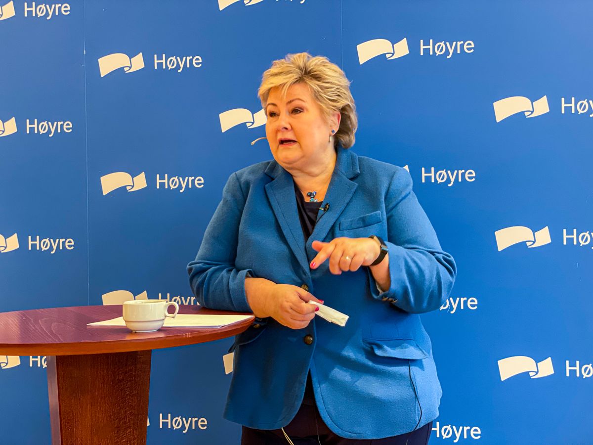 Høyres leder Erna Solberg kan glede seg over knalltall på ny måling. Her fra partiets landsmøte våren 2022.