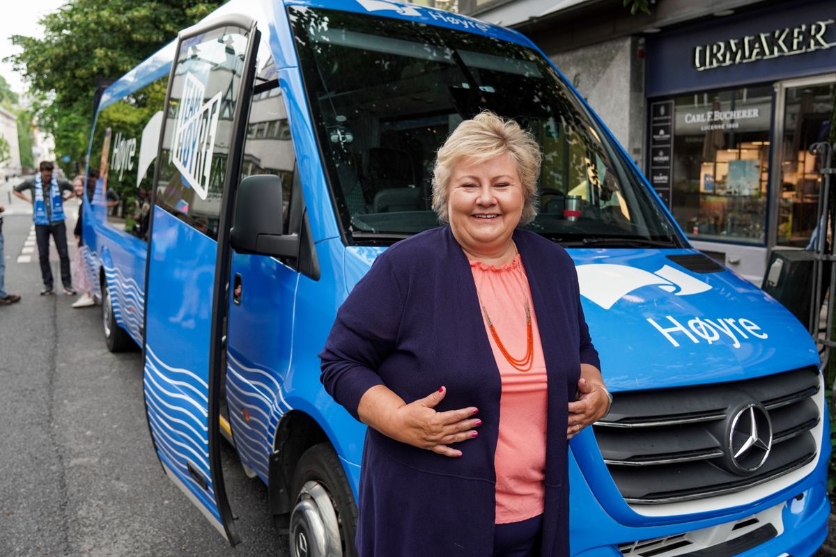 Høyre-leder Erna Solberg starter oppkjøringen mot neste års kommunevalg allerede nå i ny Høyre-buss.
