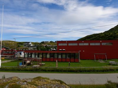 Anleggsarbeiderne er i ferd med å rigge seg til ved Breivikbotn skole i Hasvik. Når skolen, som også huser rådhus og svømmehall, er ferdig totalrehabilitert våren 2023, tror fagleder Halvard Holst-Olsen at energiforbruket går ned.