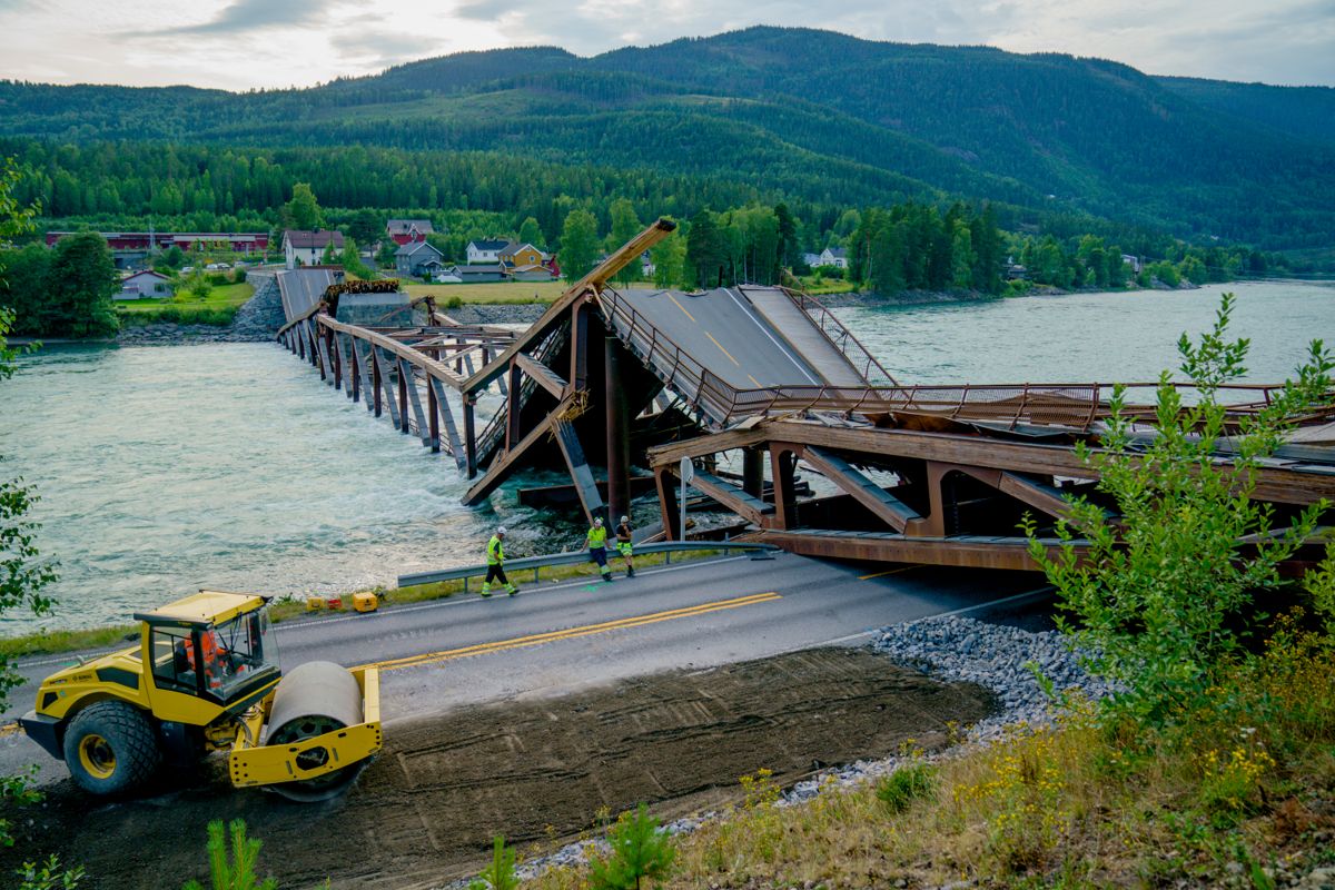 Tretten bru som går over Gudbrandsdalslågen i Gudbrandsdalen kollapset i elva og over E6 med en lastebil og en personbil på.