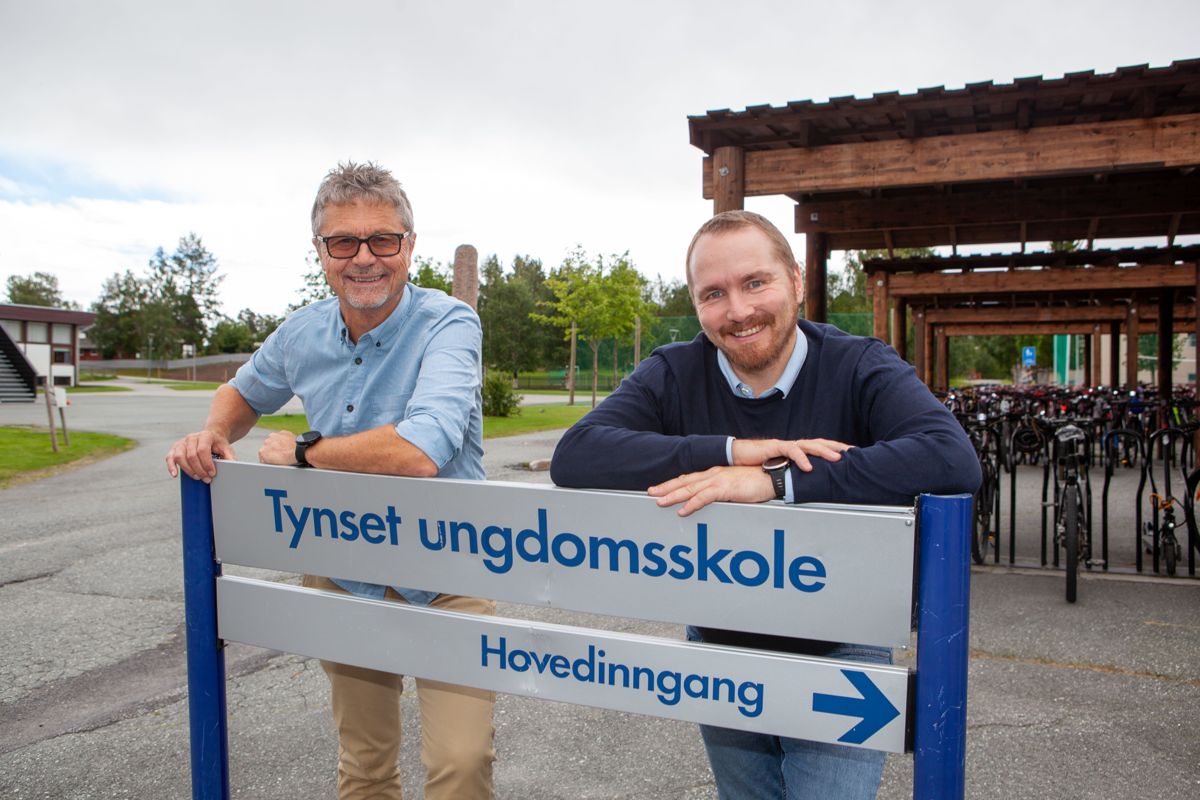 Utdanningssjef Bent Andre Kvisle og rektor Stian Nystuen ved Tynset ungdomsskole opplever god søkning til ledige lærerstillinger og liten lærerflukt.