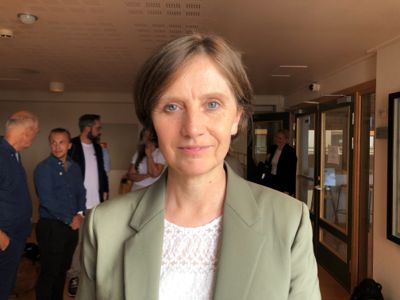 Barne- og familieminister Kjersti Toppe (Sp) beklager overfor de 15 familiene som har fått sine menneskerettighetene krenket.